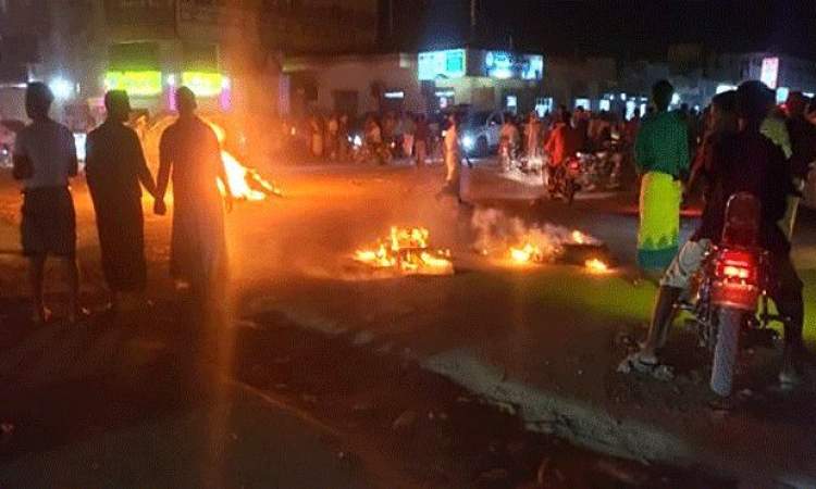 عدن: تواصل المظاهرات المنددة بانقطاع الكهرباء لليوم الثالث