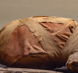 الكشف عن ملامح وجه مومياء غامضة عاشت في مصر قبل 1500 عام